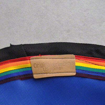 Detailansicht einer blauen Ersatz-Sprungmatte Trimilin-med mit Regenbogenrand