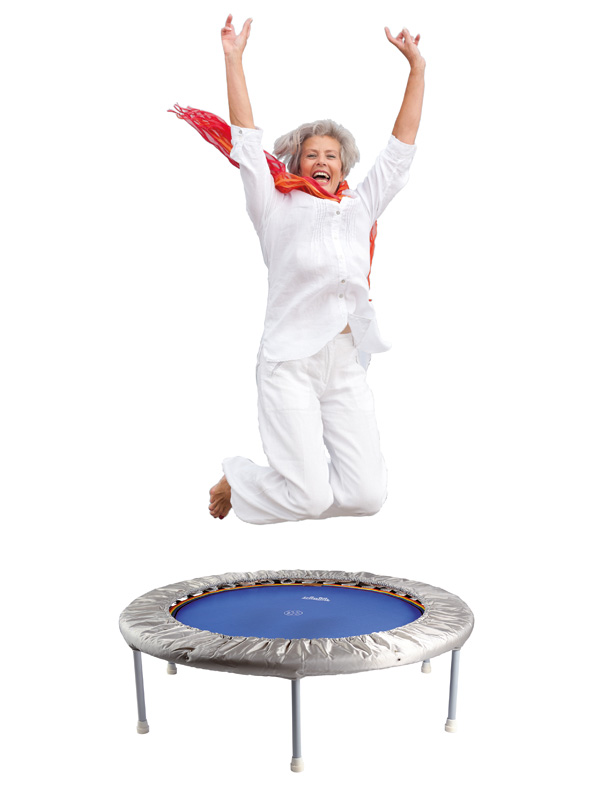 Seniorin springt auf einem Minitrampolin Trimilin-swing