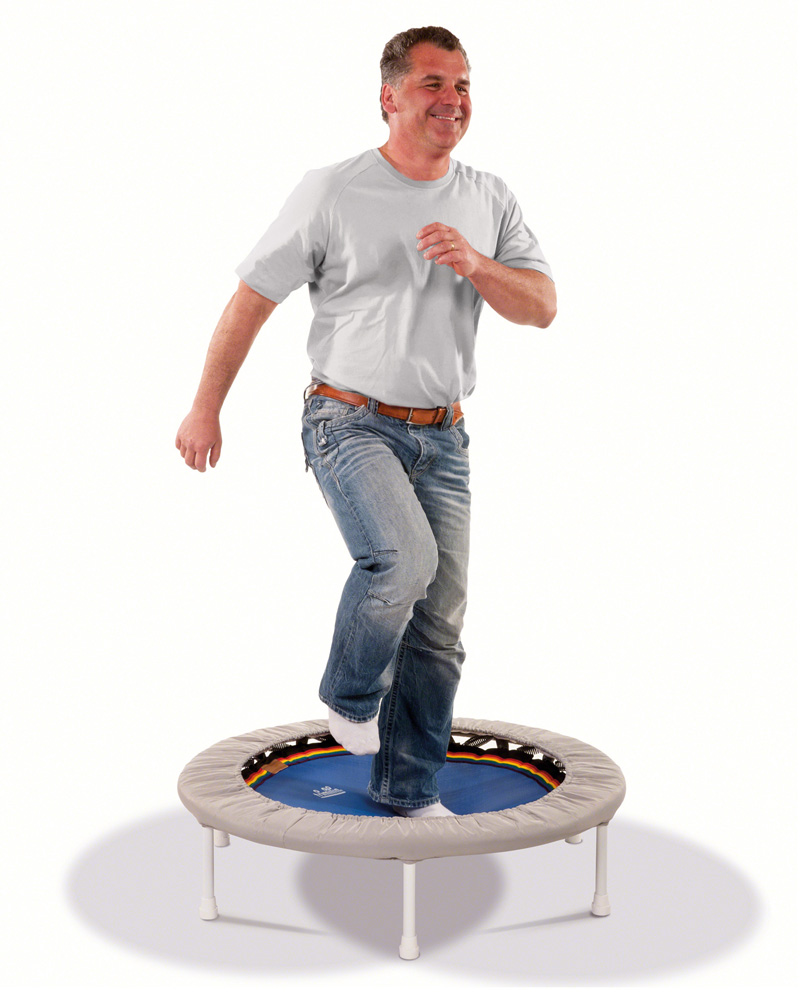 Mann joggt auf einem Trimilin-pro Trampolin mit Stahlfederung
