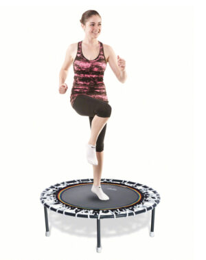 Junge Frau joggt auf einem Trimilin-vivo Zimmertrampolin