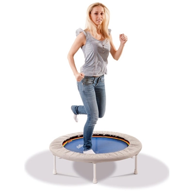 Menü - Trampolin für Schwingen, Frau auf Trimilin schwingt im Joggingschritt