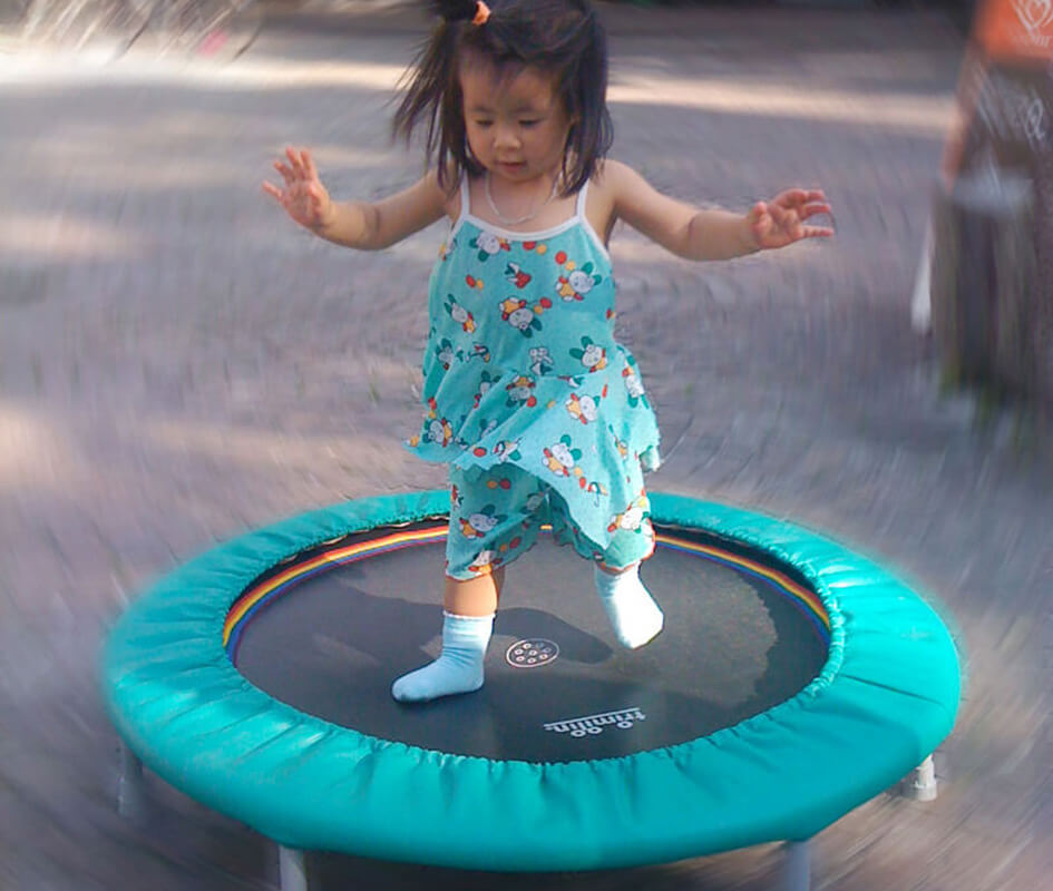 Kleinkind hüpft auf dem weichen Kindertrampolin Trimilin-kids