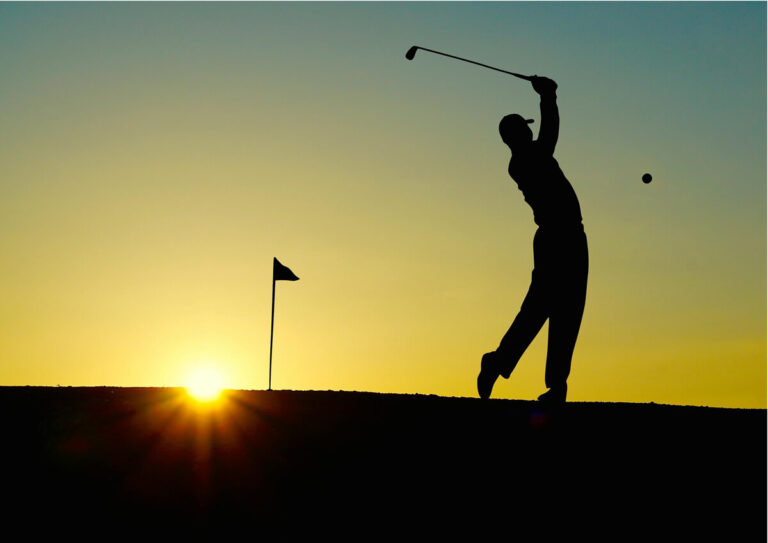 sportlicher golfspieler im sonnenuntergang