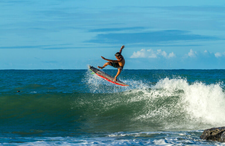 Surfer im Sprung